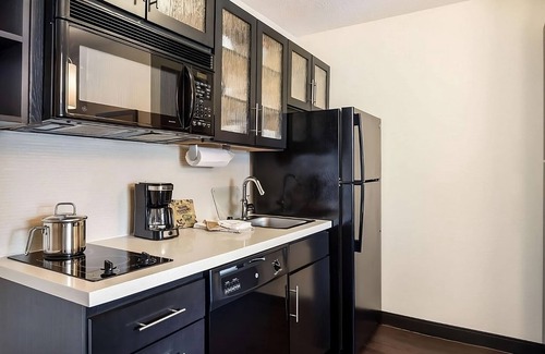 North Olmsted Hotel | Discover Sandstone Reserve North Entrance: Pet-Friendly Units!