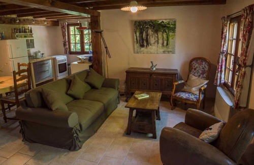 Les Eyzies House | 3 country houses. Chestnut 6 pers Clove 2 pers Hazelnut 6 pers.