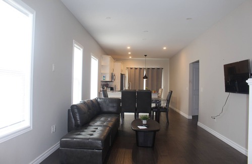 Welland House | Cozy Retreat with 3 Queen Beds Near Niagara Falls
