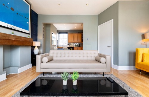North Kensington Apartment | Family Retreat Near Notting Hill with Spa & King Bed