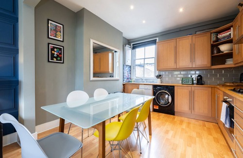 North Kensington Apartment | Family Retreat Near Notting Hill with Spa & King Bed