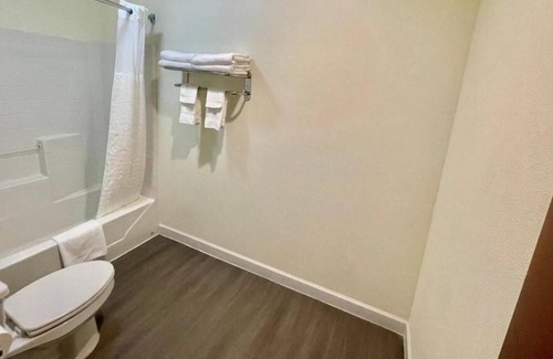 Cuero House | Pet-Friendly Double Rooms at FairBridge Inn & Suites Cuero