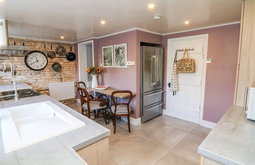 Minehead Cottage | 3 Elm Cottage: Family-Friendly Retreat with Ocean Views