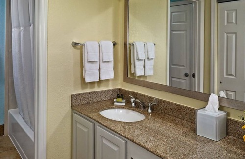 Houston House | 3 Family-Friendly Suites Near Rocket Park, Fully-Equipped Kitchen, Pool!