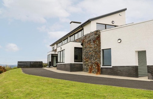 Fahan House | Relaxing 3 Harbour View: Oceanfront, Family-Friendly Stay