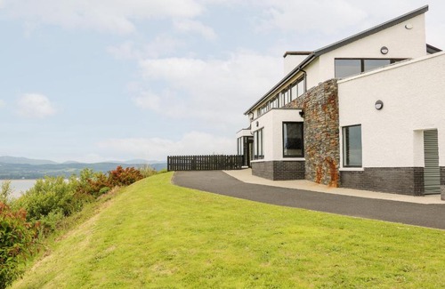 Fahan House | Relaxing 3 Harbour View: Oceanfront, Family-Friendly Stay