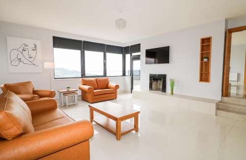 Fahan House | Relaxing 3 Harbour View: Oceanfront, Family-Friendly Stay