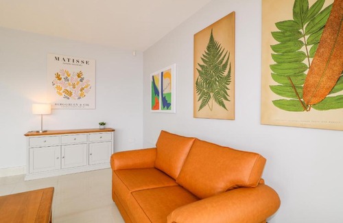Fahan House | Relaxing 3 Harbour View: Oceanfront, Family-Friendly Stay