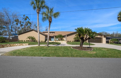 Homosassa House | Explore Springs Waterfront: 10/10 Rated Family Getaway