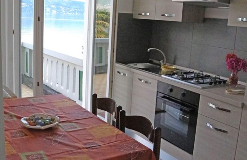 Zenna Apartment | Beachfront 3-Bedroom Apartment with Pool and Ocean Views