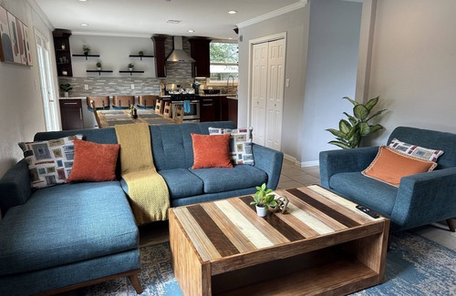 Sharpstown House | Spacious Family Getaway with 5 Bedrooms and Spa Amenities
