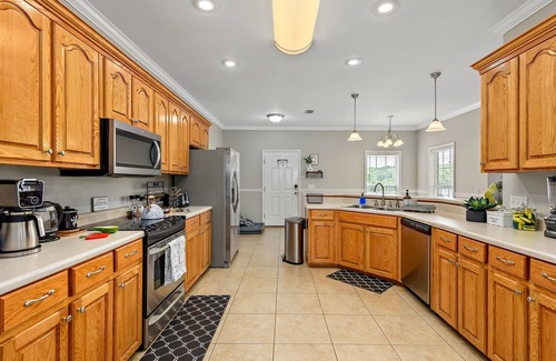 Enterprise House | Family-Friendly Home for 14 - Pet Friendly & Near Rucker