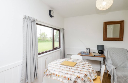 Newton Stewart Cottage | Cozy 3 Laigh Isle with Family-Friendly Amenities