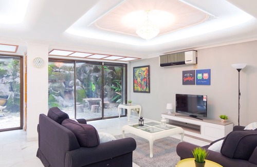 Bangsar House | Convenient Bangsar Townhouse with Pool & Kitchen Access