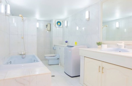 Bangsar House | Convenient Bangsar Townhouse with Pool & Kitchen Access