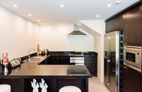 Queenstown Apartment | Exclusive Lakeside Retreat with Spa Bath and Pool Access