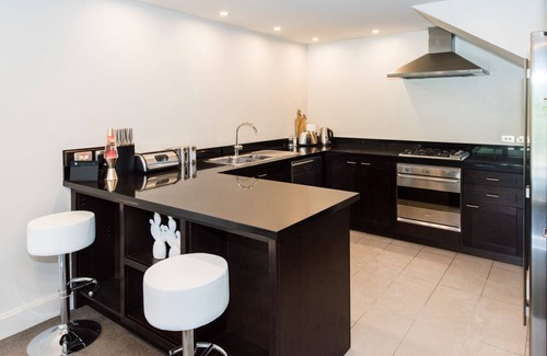 Queenstown Apartment | Exclusive Lakeside Retreat with Spa Bath and Pool Access