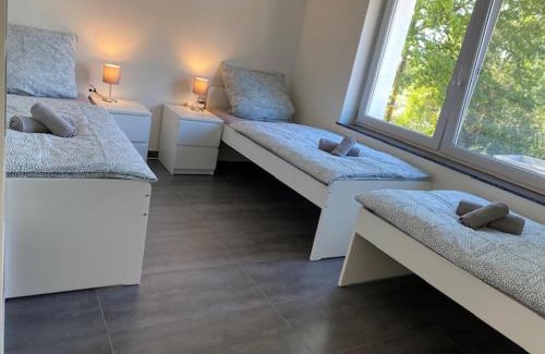Gau-Weinheim Apartment | Comfortable Mehrbettzimmer with Kitchen for Workers