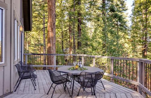 Arnold House | Inviting Arnold Cabin - 3 Miles from Big Trees State Park!