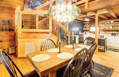 Ellijay Cabin | 3 Mi to Dtwn Ellijay: Tree-Lined Cabin w/Deck!