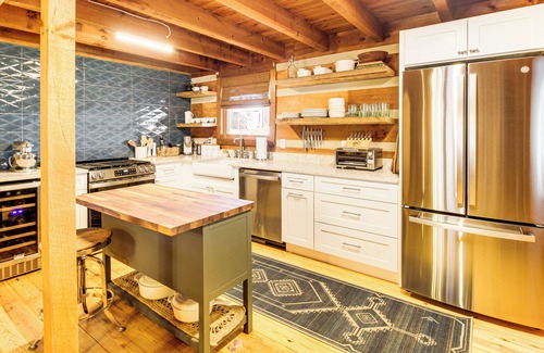 Ellijay Cabin | 3 Mi to Dtwn Ellijay: Tree-Lined Cabin w/Deck!