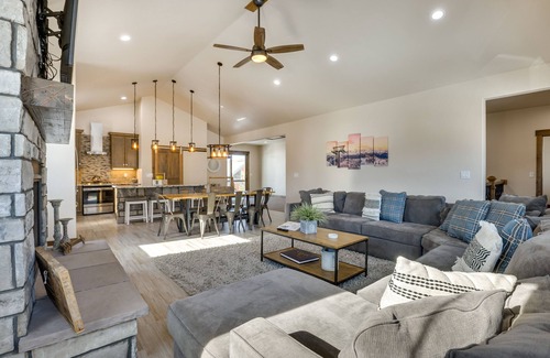 Innsbruck Val Moritz Cabin | Inviting Cabin Retreat Near Granby Ranch with Spa & Breakfast