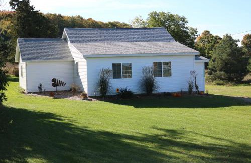 Central Lake House | Pet-Friendly Central Lake Cottage Near Beautiful Beaches