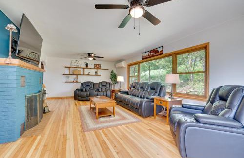 Onalaska House | 3 Mi to Lake Onalaska Quaint Home with Prairie View
