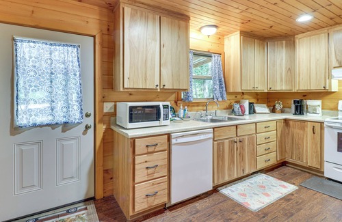 Fort Payne Cottage | Tranquil Cabin Retreat by Little River Canyon