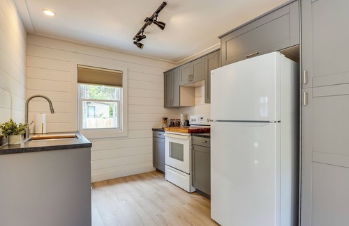 Lansing House | 3 Mi to Michigan State: Tiny Home w/Deck!