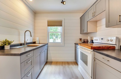 Lansing House | 3 Mi to Michigan State: Tiny Home w/Deck!