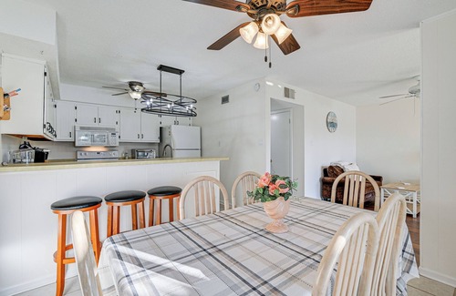 Myrtle Beach Apartment | Cozy Myrtle Beach Condo with Balcony - Steps to the Ocean!