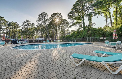 Myrtle Beach Apartment | Cozy Myrtle Beach Condo with Balcony - Steps to the Ocean!
