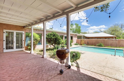 Near North Valley House | 3 Mi to Zoo & Garden: ABQ Home w/Heated Pool!