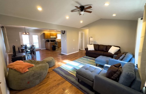 Albany House | Convenient Stay Near Wolf Creek Dam with Pet-Friendly Perks