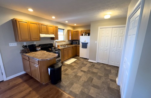 Albany House | Convenient Stay Near Wolf Creek Dam with Pet-Friendly Perks