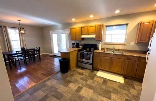 Albany House | Convenient Stay Near Wolf Creek Dam with Pet-Friendly Perks