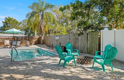 Ozona House | Relaxing Retreat near Honeymoon Island with Pool & Firepit