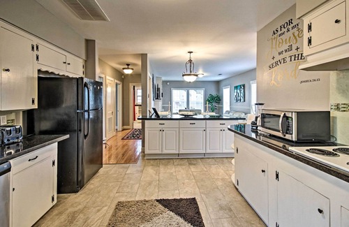 Riverside Terrace House | Stylish Home with Yard, Minutes from Houston Zoo!