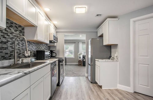 Mishawaka House | Convenient Stay Just 3 Miles from Notre Dame