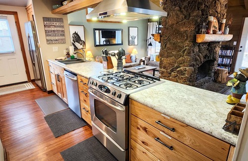 Overlook Park Cabin | Ideal Retreat: 3 Min to SHARC with Private Hot Tub & PS4