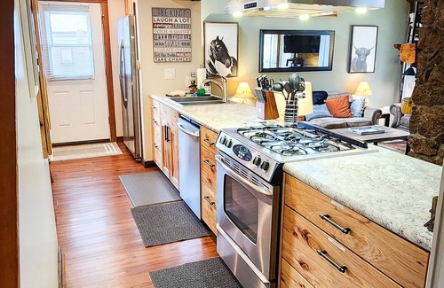 Overlook Park Cabin | Ideal Retreat: 3 Min to SHARC with Private Hot Tub & PS4