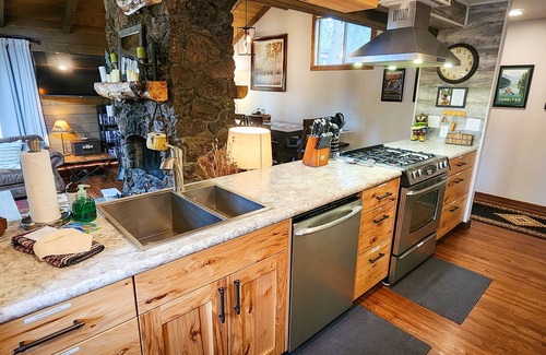 Overlook Park Cabin | Ideal Retreat: 3 Min to SHARC with Private Hot Tub & PS4