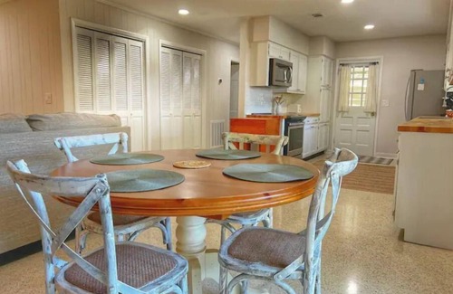 Jekyll Island Cottage | Beachside Escape: 3 Min Walk with Free Bikes & Amazing Amenities
