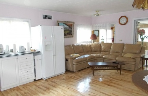 The Bluff House | Cozy Retreat: Steps from Parlee Beach in Pointe du Chene