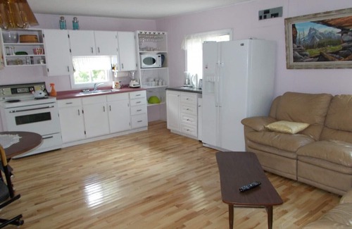 The Bluff House | Cozy Retreat: Steps from Parlee Beach in Pointe du Chene