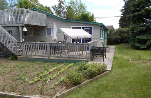 The Bluff House | Cozy Retreat: Steps from Parlee Beach in Pointe du Chene