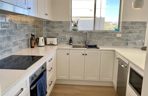 Queenscliff Apartment | Cozy Manly Beach Retreat - Ocean Views & Ideal Location