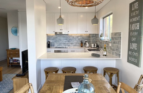 Queenscliff Apartment | Cozy Manly Beach Retreat - Ocean Views & Ideal Location