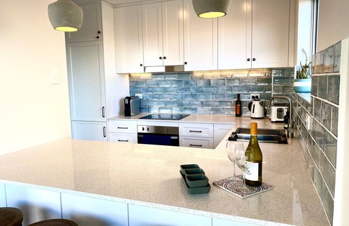 Queenscliff Apartment | Cozy Manly Beach Retreat - Ocean Views & Ideal Location